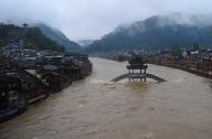 凤凰古城——屹立于狂风暴雨中的建筑艺术