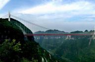 采用塔、梁完全分离的结构设计：湘西矮寨特大悬索桥