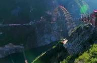 澜沧江特大桥采用“二次竖转”工法施工，在世界建桥史上尚属首次